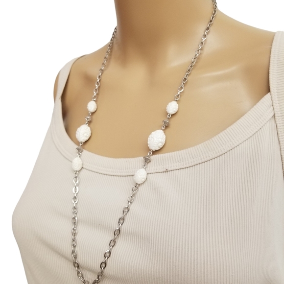 SARAH COVENTRY SILVERTONE CHAIN & WHITE CARVED FLORAL DESIGN BEAD NECKLACE - Picture 2 of 5